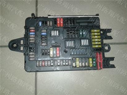 宝马420I保险丝盒