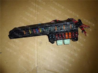 宝马630I保险丝盒