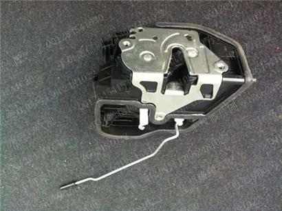 宝马M135I车门锁块