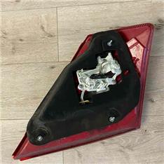奔驰S400尾灯