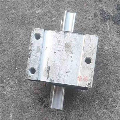 奔驰E260发动机脚胶